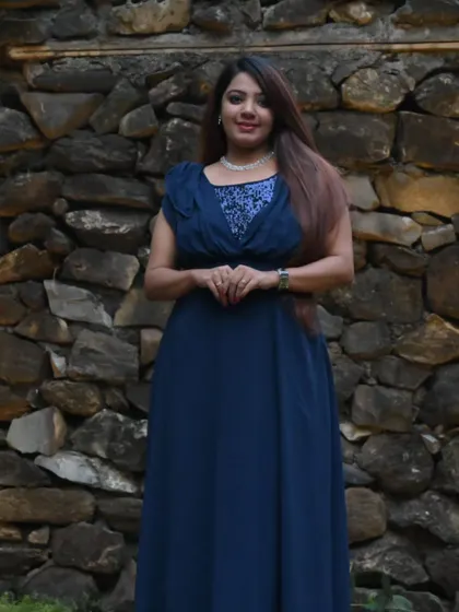 A classic and composed look, ready for an evening of hosting. The simple yet elegant jewelry complements the outfit perfectly.