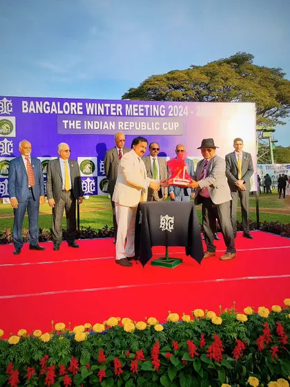 Mr. K. Harish Nayak presents The Indian Republic Cup to the winning owner.