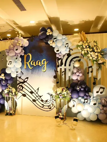 The full music-themed backdrop, showing the interplay of balloons, musical notes, and lighting.