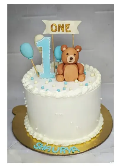 A simple and classic teddy bear cake for a first birthday. Even after a little damage during transport, I was able to fix this fresh pineapple cake to make the celebration perfect.