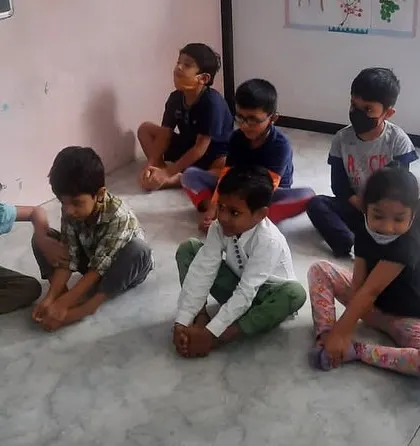 This indoor yoga session shows how we adapt activities to the space available. The focus is on movement, breathing, and body awareness.