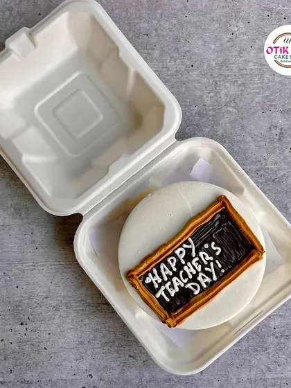 This chalkboard-themed bento cake is another one of our creative designs for Teacher's Day, perfect for gifting.