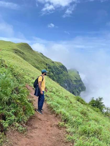 A trekker looks out over the stunning cliffs and misty valleys of the Bandaje trail.
