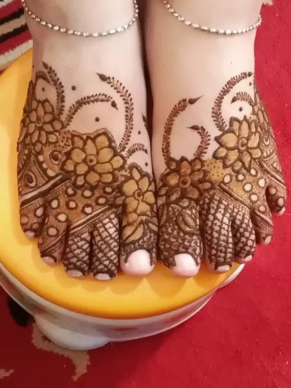A lovely floral design for the feet. The patterns are focused on the top of the foot, creating a look that is both beautiful and comfortable for the bride.