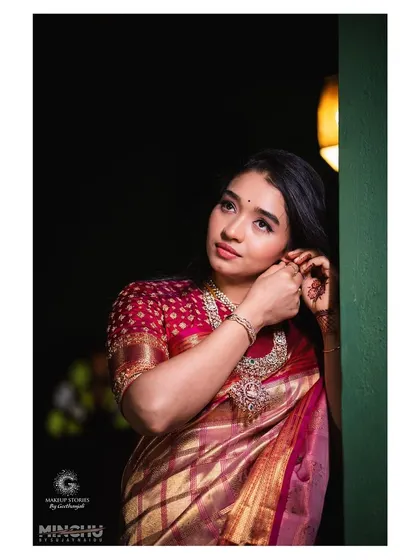 Priyanka getting ready for her reception. The makeup is elegant and timeless, a perfect match for her classic Kanakavalli saree and traditional jewelry.