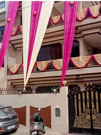 An elegant house decoration using white and pink vertical drapes for a sophisticated and modern wedding look.