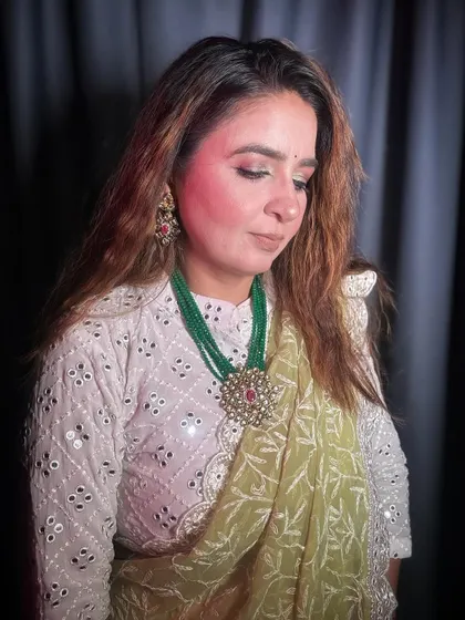 The soft, blended eyeshadow and flushed cheeks give this traditional look a modern and romantic feel.