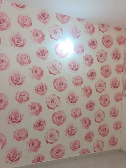 A simple and sweet pink rose pattern wallpaper. This design is perfect for adding a touch of romance and femininity to a bedroom or dressing area.