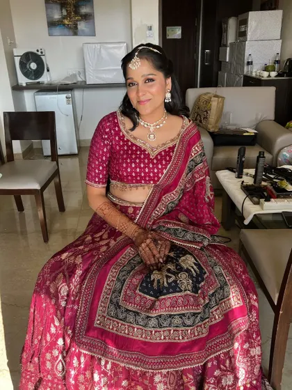 The full look for the bride's sister, looking elegant and ready to stand by the bride's side.