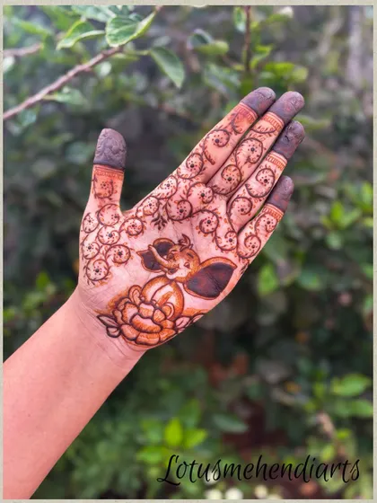 A cute and simple design for a guest, featuring an elephant motif surrounded by delicate vines.