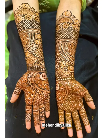 This bridal design is a beautiful mix of styles, with paisley and floral patterns flowing together. The rich coverage ensures a stunningly dark stain for the wedding day.
