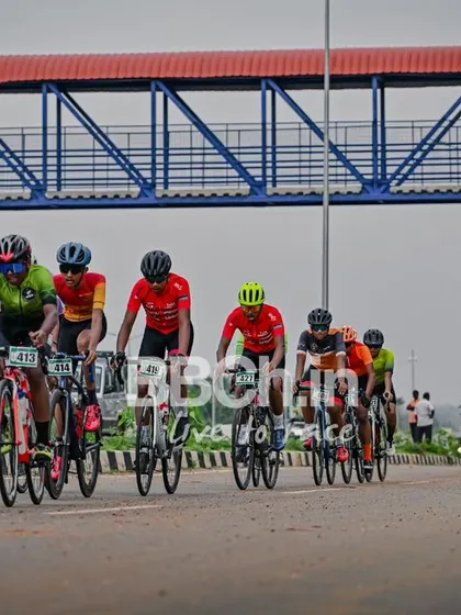 The peloton, a tight and fast-moving group.