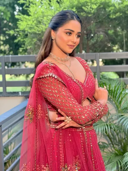 Sun-kissed and glowing with a touch of mischief. This look is all about radiant skin that glows from within, eyes that sparkle, and lips in a flirty pink hue. It's the perfect blend of soft yet playful for effortless elegance.