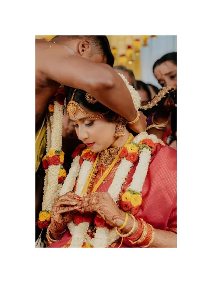 A close-up of the Thali tying ceremony, a pivotal moment in an Iyengar wedding. I focus on capturing the reverence of this tradition.