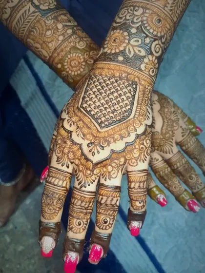 This design features a prominent shield-like pattern on the back of the hand, filled with a delicate net. The fingers are adorned with bands and dots, creating a very regal look.