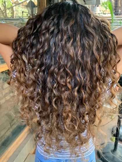 The back view of these beautiful mermaid curls. The color is so rich and the curls are so defined. (No filter)