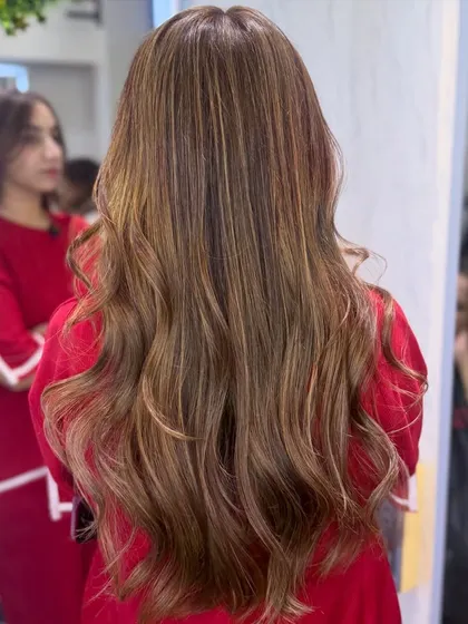 A full look at the softly illuminated bronde, crafted to perfection with seamless highlights.