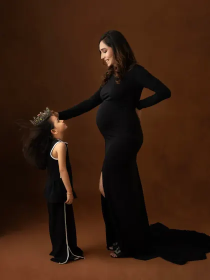 Passing the crown. A symbolic and touching portrait of a mother and her firstborn as they await the new arrival. These are the storytelling moments I love to capture.