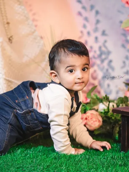 This gallery displays the versatility of our garden and teepee sets. From lush green turf and floral backgrounds to cozy lace teepees and wicker chairs, you can create the perfect indoor "outdoor" shoot.