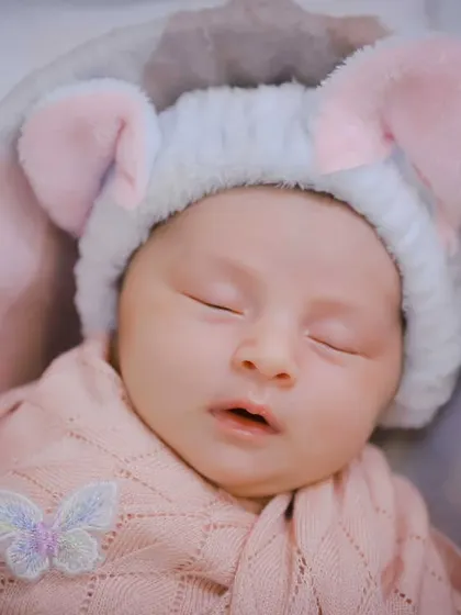 So tiny, so new, so loved. Our newborn sessions are gentle and calm, focusing on the peaceful, sleepy moments of your baby's first few days.