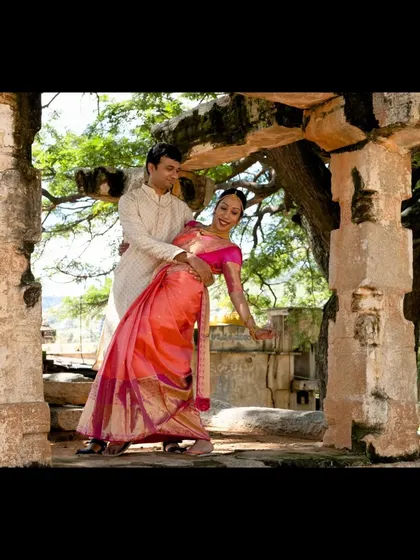 A classic dance dip, even in a saree! We can incorporate fun, photo-worthy moves into your wedding choreography, no matter what you're wearing.