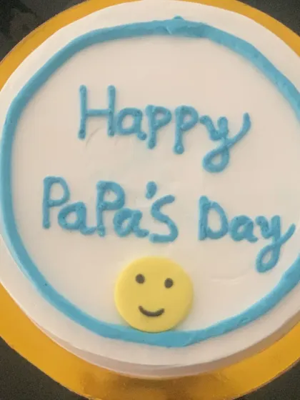 A cheerful and simple bento cake for Papa's Day. The design includes a hand-written message inside a blue circle and a cute little smiley face, perfect for a sweet and straightforward gesture of love.