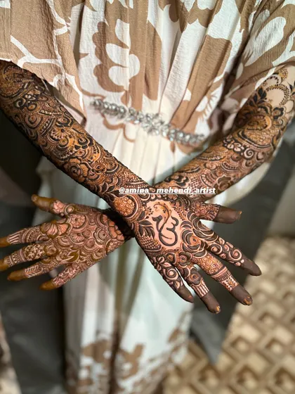 This is an example of my signature full-arm floral mehendi. I love creating dense, intricate patterns with elements like roses, paisleys, and detailed fillers to give you a rich and traditional look for any celebration.