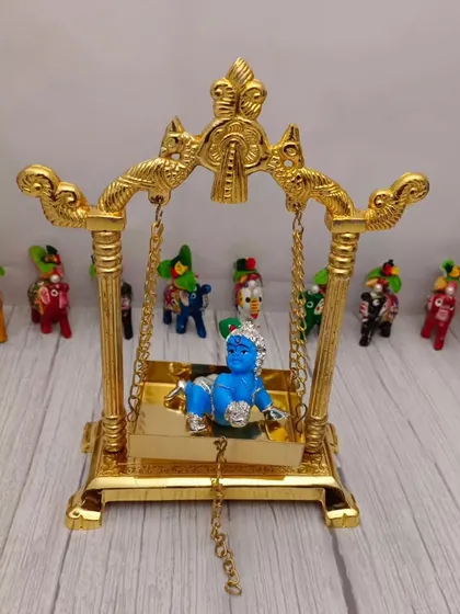 Yeh baby blue Krishna ki murti ek sunhare jhoole (swing) mein aati hai. Yeh Janmashtami ke liye ek perfect gift hai.