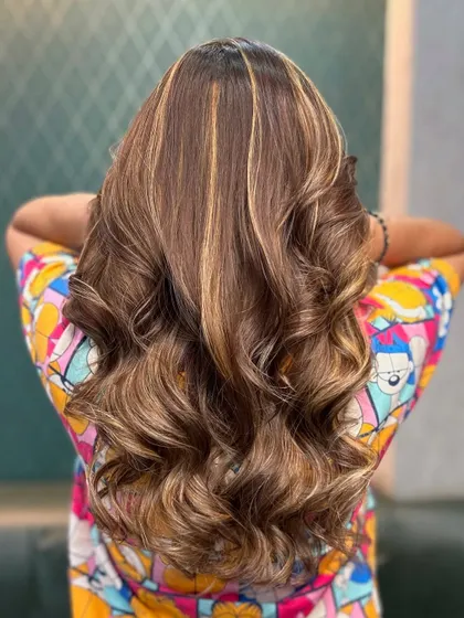 Golden hour light meets beautiful hair. These highlights add warmth and dimension, giving the hair an extra shine that's perfect for the season.