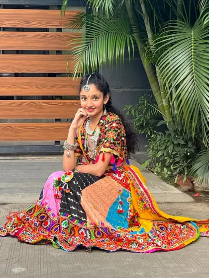 This young dancer is all set for Navratri in a complete look, from the maang tikka and necklace to the vibrant, multi-panel lehenga.