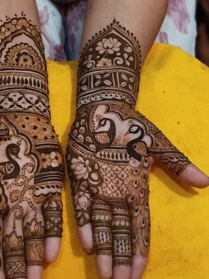 A clear shot of the finished peacock design, showing the sharp lines and the contrast that my natural henna provides.
