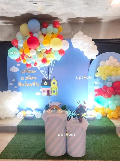 A closer look at the balloon house prop.