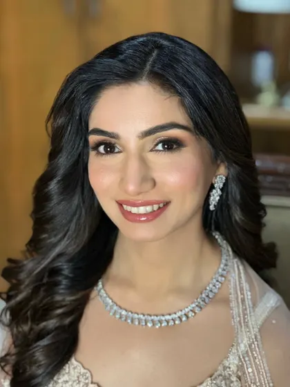 A perfect example of a soft and radiant Roka look. For this beautiful bride, I created a fresh, dewy base that lets her natural skin shine through, complemented by subtle eye makeup and a rosy lip. It’s elegant, timeless, and photographs beautifully.
