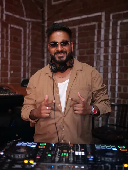 A two-handed point, ready for the weekend party.