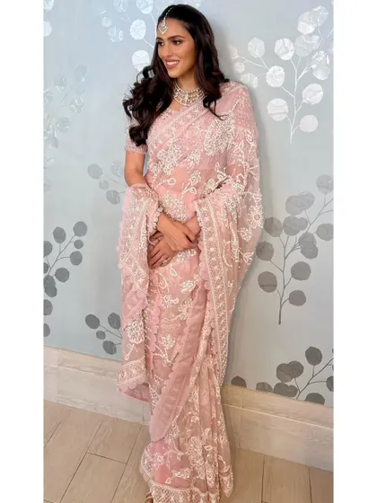 The full view of the delicate pink Abu Jani Sandeep Khosla saree. It’s a timeless piece, perfect for a daytime wedding or a formal family gathering.