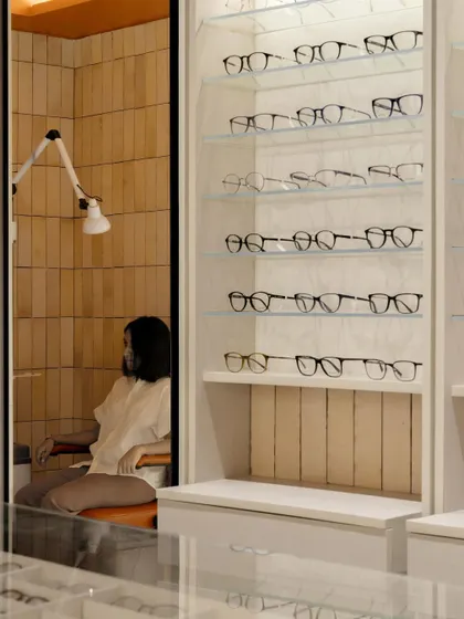 The vision assessment area is seamlessly integrated next to the main display, showing a thoughtful and holistic approach to retail space planning.