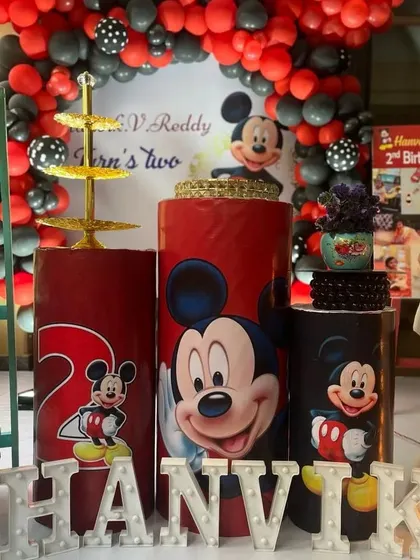 A close-up of the personalized marquee letters and themed pedestals for the Mickey Mouse party.
