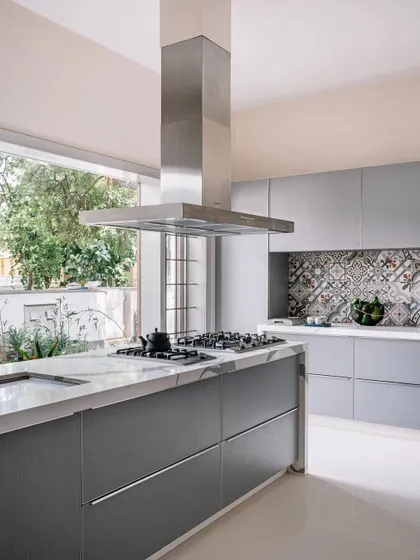 Even the kitchen can be connected to the outdoors. A large window above the counter provides a beautiful view of the garden and fills the space with natural light, making cooking a more pleasant and airy experience.