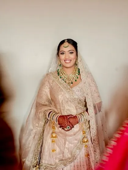 Elegance personified. The bride's full look, with a flawless base and subtle makeup, lets her traditional jewelry and outfit shine.