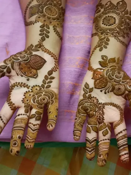 A light and airy design with spaced-out floral and leaf motifs. This style is perfect if you want beautiful henna art that isn't too heavy.