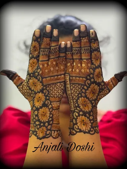 A beautiful back-hand design for the groom's sister. This full-coverage floral pattern uses negative space to make the flowers pop, creating a bold and beautiful statement.