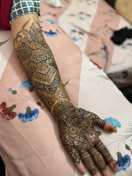 This engagement henna features a mix of bold, dark-filled areas and delicate, fine-line work, creating a striking contrast.
