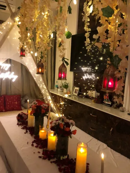 We transform any space, even a cozy corner at home, into a romantic escape. This candlelight dinner setting includes a canopy of hanging flowers and fairy lights, creating a magical and intimate atmosphere for a special birthday.