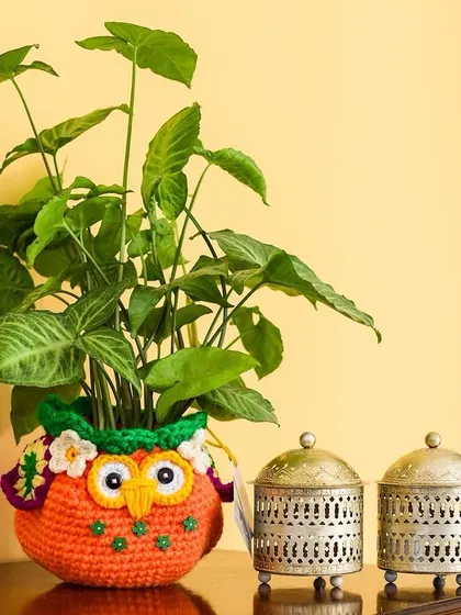 An autumn-themed Owlie basket. I added a crown of flowers in fall colours to give this popular design a seasonal twist.