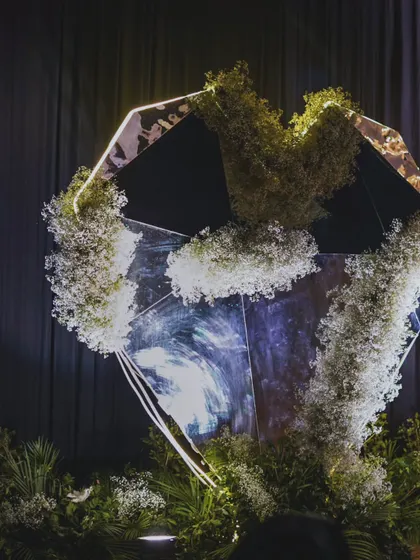 A different angle of the geometric heart sculpture, highlighting its reflective surfaces and the delicate way the flowers are integrated into the design.