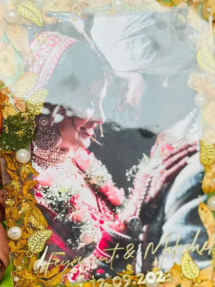 A closer look at the intricate details of the preserved leaf and flower frame. You can see the texture of the leaves and the delicate pearls, all encased in crystal-clear resin.