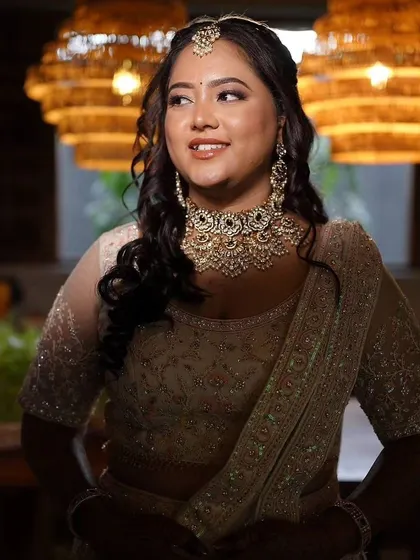 My beautiful client Madhu chose this elegant Kundan choker for her reception. It was the perfect choice for her sophisticated off-white lehenga.