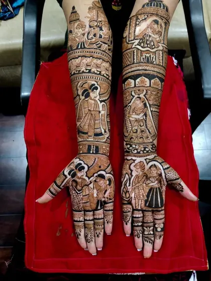 This design is a beautiful tribute to family, with portraits of the bride and groom with their respective families on each palm, and wedding scenes on the arms.