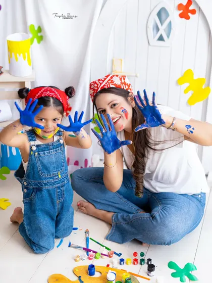 Getting messy together! An artist-themed shoot is even more fun when mom joins in, creating a playful and colorful memory.