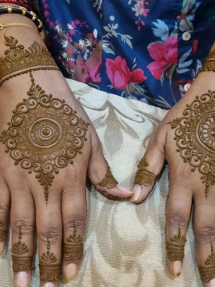 For guests who want something quick yet beautiful, a mandala design is a perfect choice. This pattern focuses on a central, intricate circle on the back of the hand, with simple details on the fingers, making it both elegant and fast to apply.